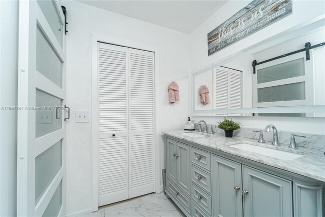 Building Photo - 1025 NW 128th Ct