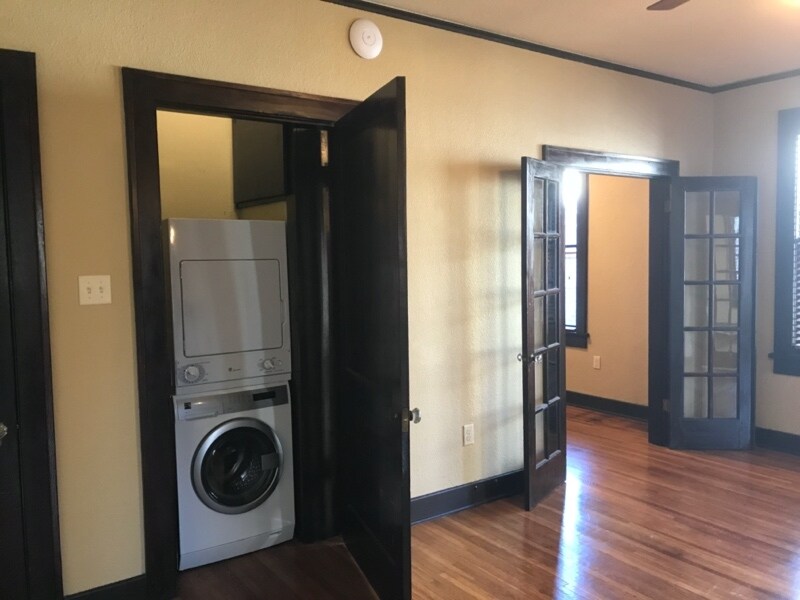 Building Photo - 616 E 7th St