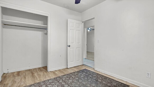 Building Photo - Renovated 3-Bed Furnished Home with Large ...