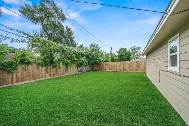 Building Photo - 5755 Belvedere Dr