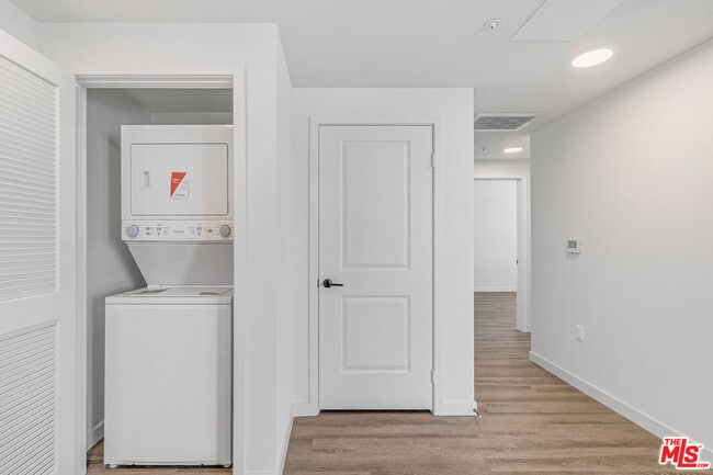 Building Photo - 10824 Blix St