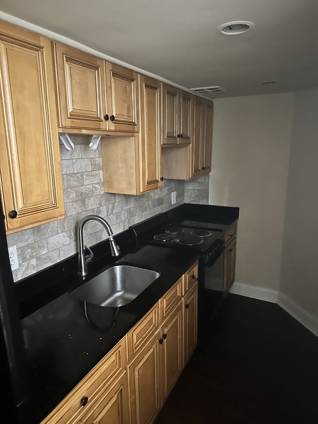 Building Photo - 909 Clinton St