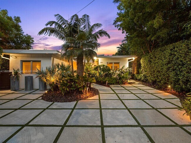Building Photo - 425 E Dilido Dr