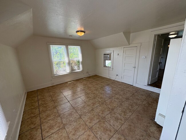 Building Photo - Cozy Upstairs Unit in Dinuba Near Shopping...
