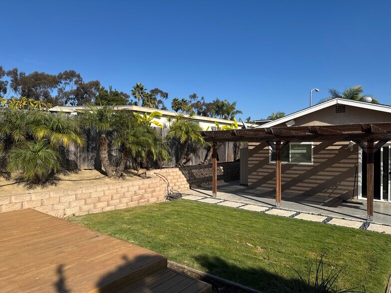 Building Photo - 264 Rosebay Dr