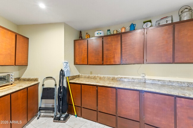 Building Photo - 322 N Cleopatra St