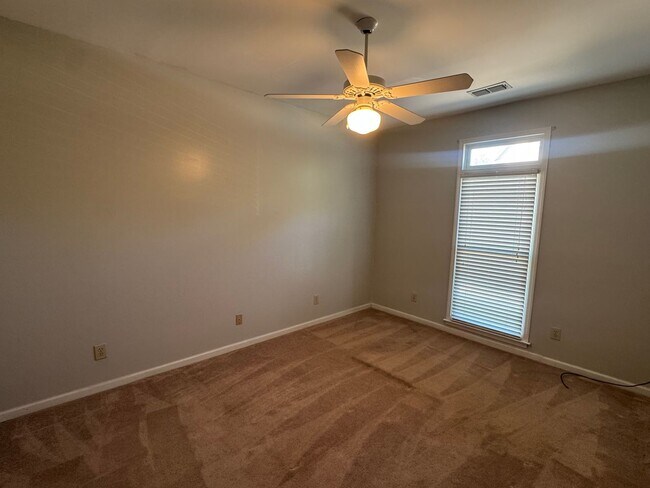 Building Photo - Lovely Cottage with Garden Courtyard