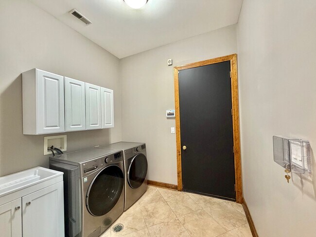 Building Photo - 1S701 Eisenhower Rd