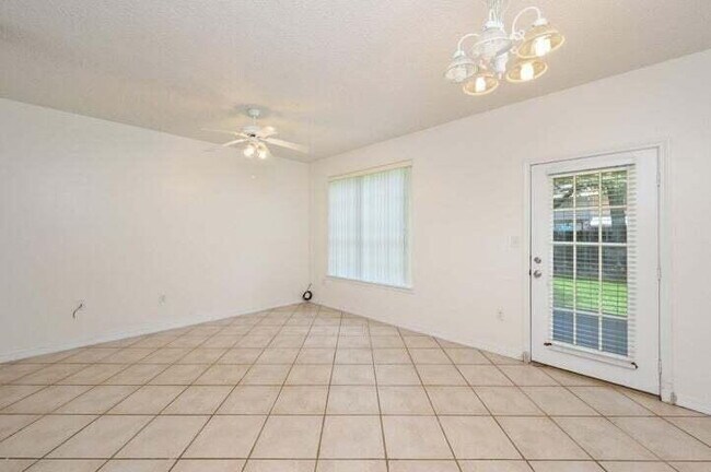 Building Photo - Move in ready Townhome in Fort Walton Beach close to Eglin AFB!