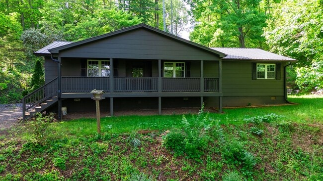 Building Photo - 3 Bedroom 2 Bath beautiful newly remodeled...