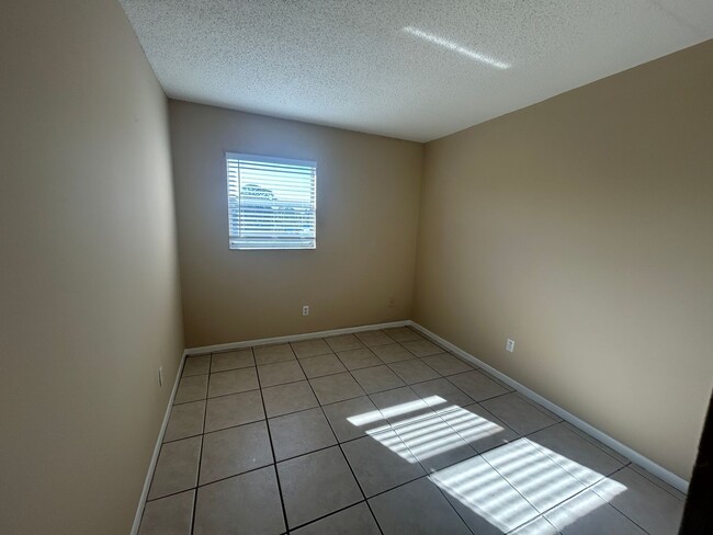 Building Photo - Cozy 1-Bedroom Apartment in Port Richey, F...