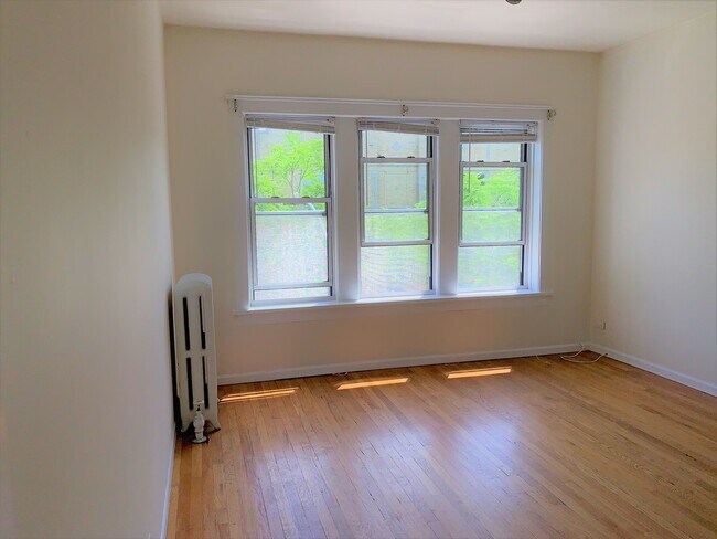 Building Photo - 2328 W Wilson Ave