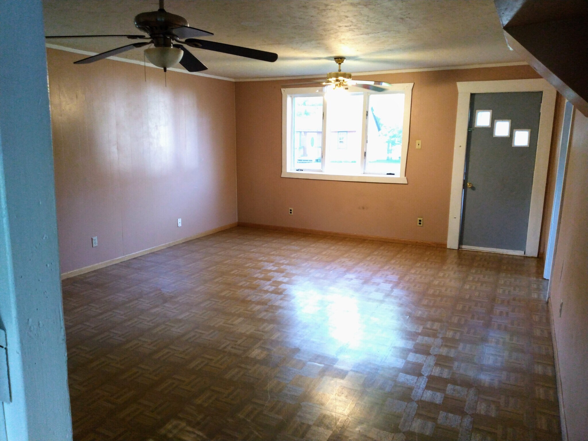 LIVINGROOM - 1324 M St NE