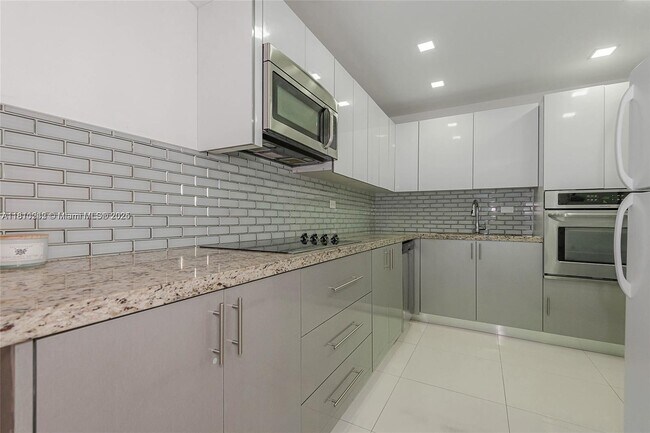 Building Photo - 6039 Collins Ave