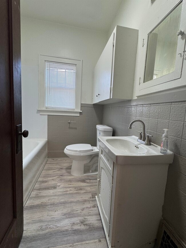 Building Photo - 207 S Elm St