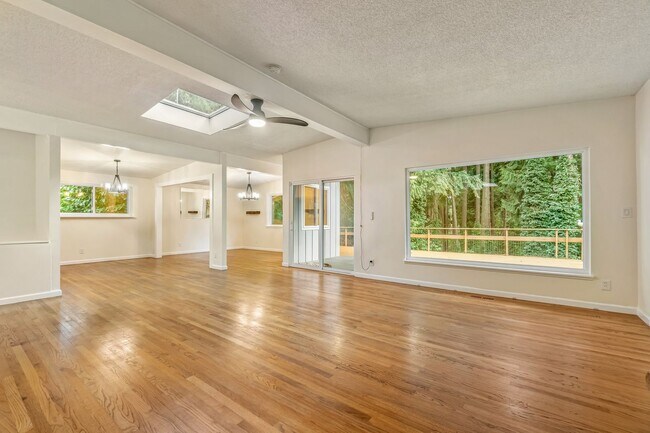 Primary Photo - 6 Bedroom Home minutes from Saltwater Park...