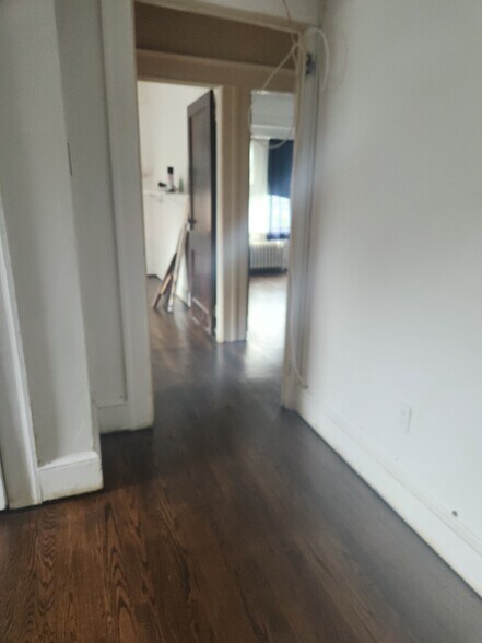 Building Photo - 547 Violet Ave