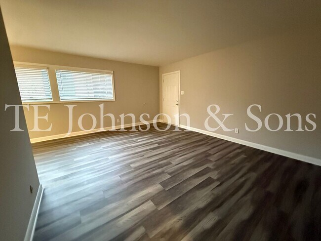 Building Photo - 2 Bedroom Salem View Apartment!