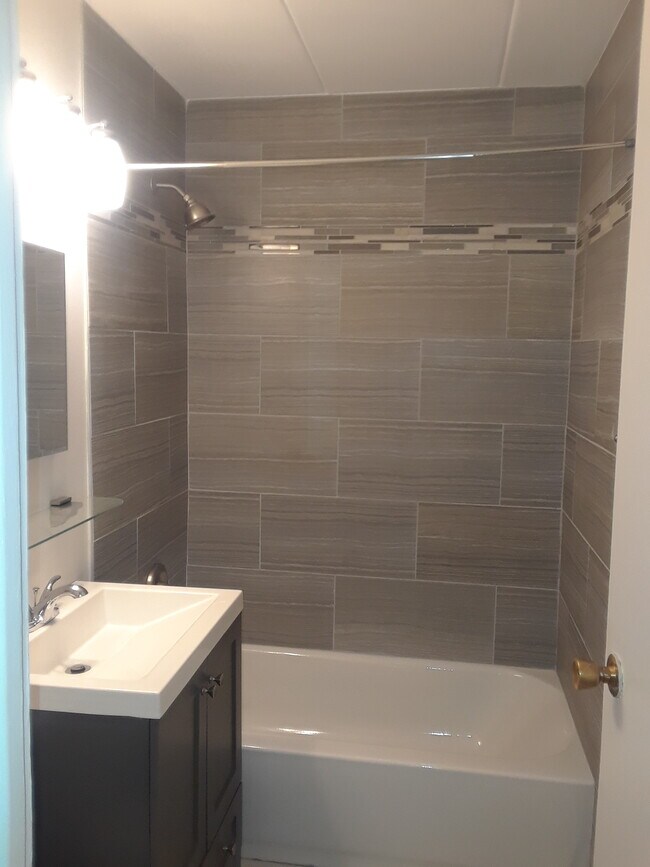 Building Photo - 18 E Old Willow Rd