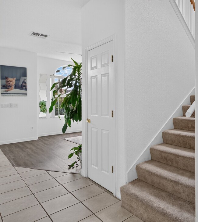 Building Photo - 515 Corvina Dr