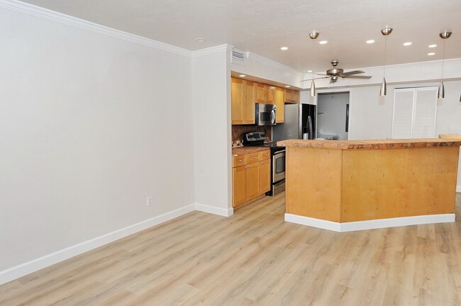 Building Photo - 3 Bedroom Townhouse - $2800/mo - ANNUAL RE...
