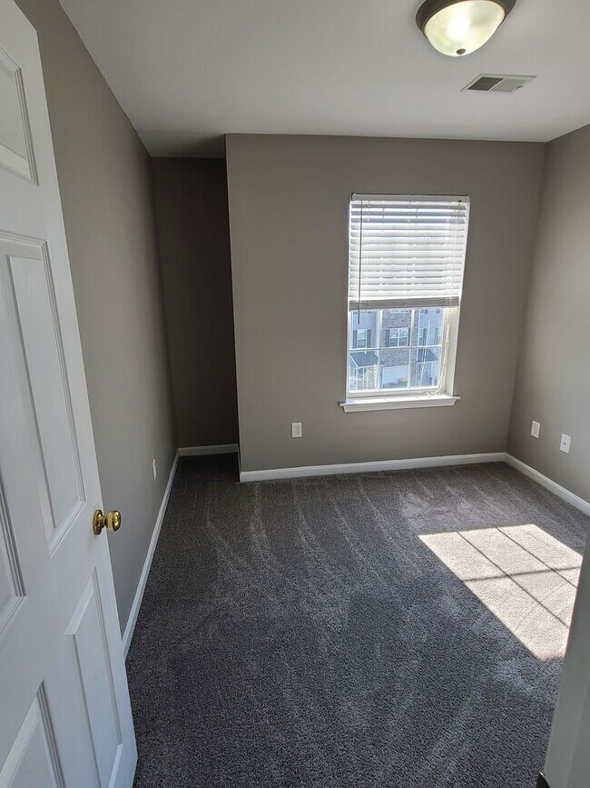 Building Photo - 3 bedroom,  2 1/2 bath town home in Waynesboro PA END UNIT