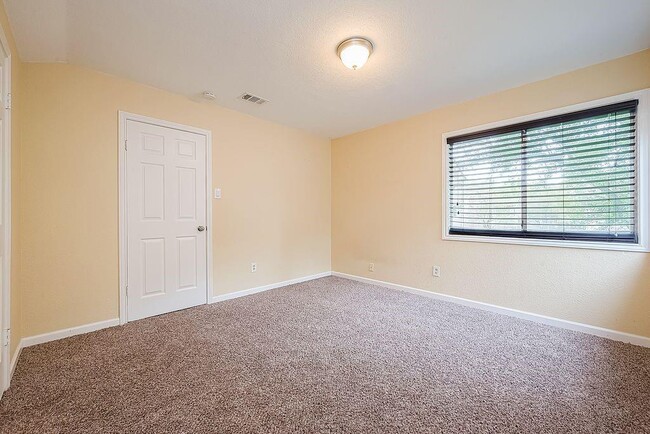 Building Photo - 2039 Shorewood Ln