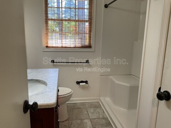 Building Photo - 2114 Crestline Dr