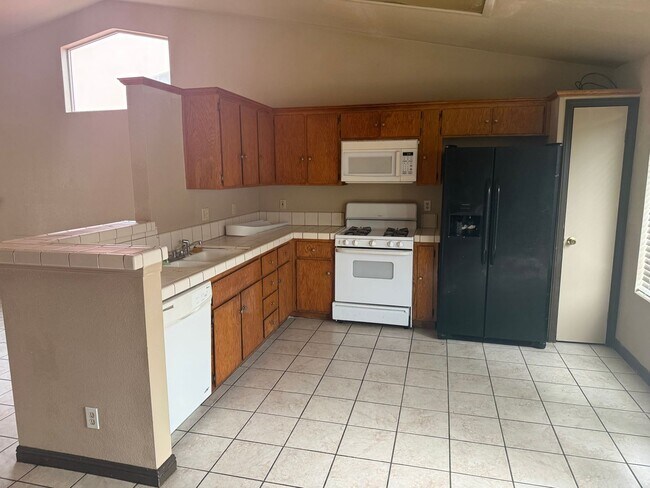 Building Photo - 3 Bd-2bth Move in Ready!!