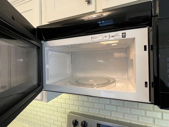 Building Photo - 2 Bedroom 1 Bath Upstairs Condo with MANY upgrades in Hunters Chase