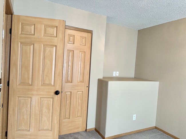 Building Photo - 5 Bedroom 2 Bath South Fargo
