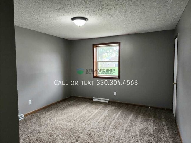Building Photo - 137 Elm St NE