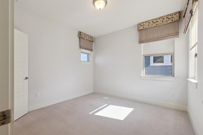 Building Photo - 6000 Baythorne Dr