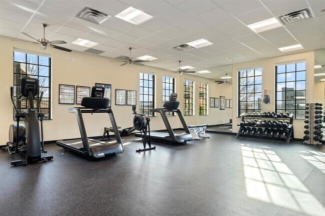 Building Photo - 418 NE 2nd St