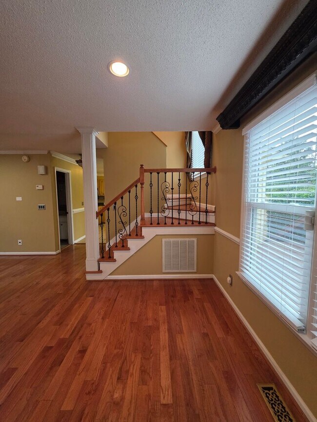 Building Photo - Gorgeous Home in Great Neighborhood