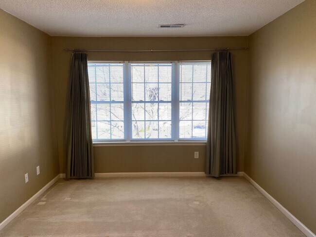 Building Photo - 165 Farm Ln