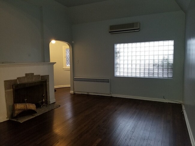 Building Photo - 6826 N Knox Ave