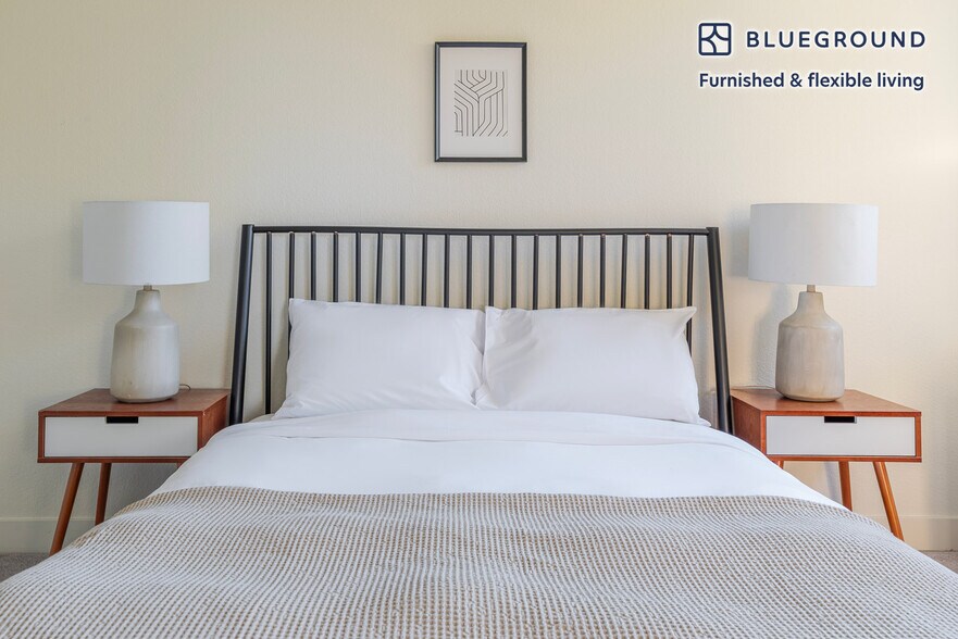 Building Photo - 1265 Lakeside Dr