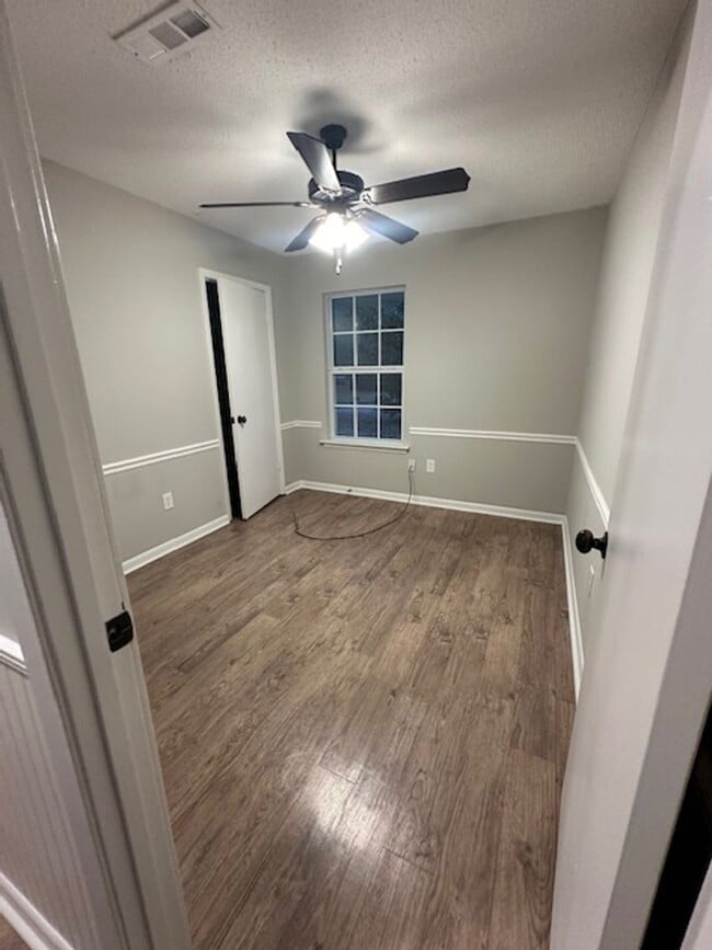 Building Photo - 3 bed 2 bath perfect location