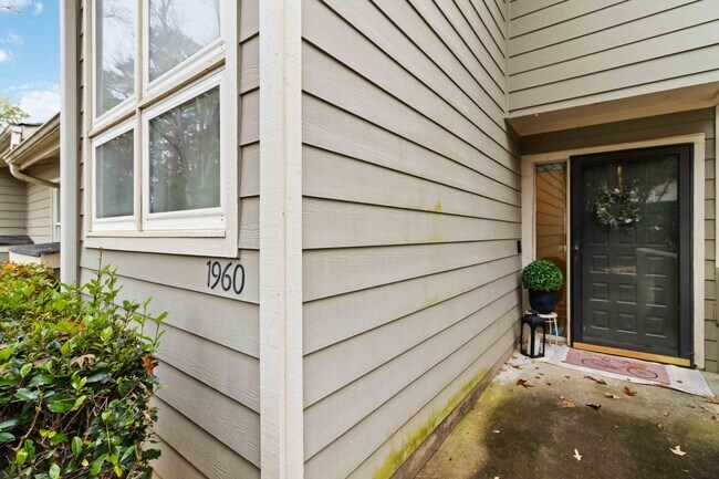 Building Photo - 1960 Variations Dr NE