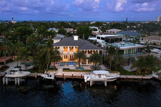 Building Photo - 2307 N Riverside Dr