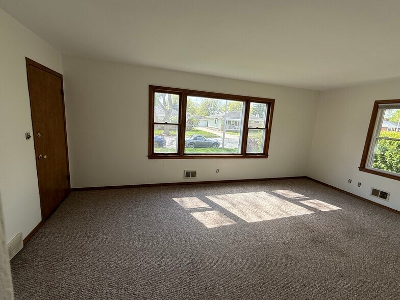 Building Photo - 2552 S 96th St