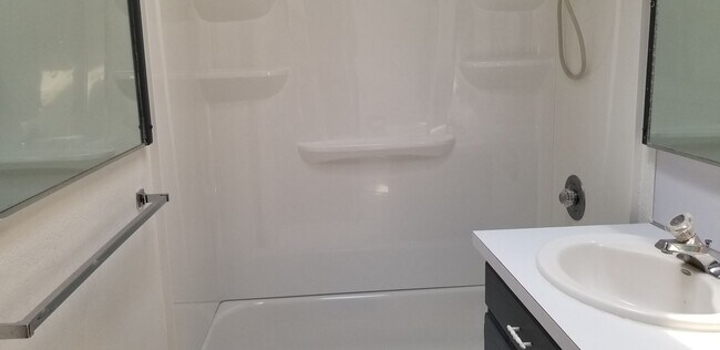 Building Photo - Nice 2 bedroom, 1 bath with yard.