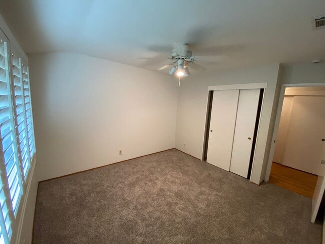 Building Photo - Well maintained 3 bed 2 bath home in Thousand Oaks neighborhood available!