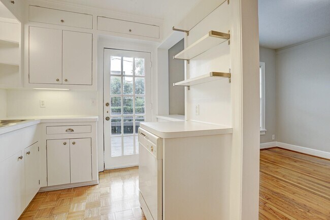 Building Photo - 2520 Shakespeare St