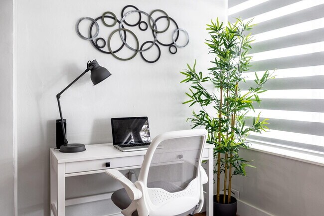 Building Photo - Fully Remodeled & Furnished 1 Bedroom Condo