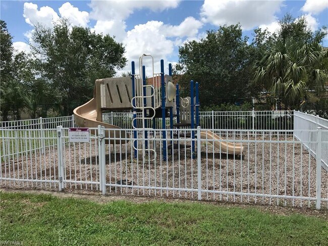 Building Photo - 6400 Aragon Way