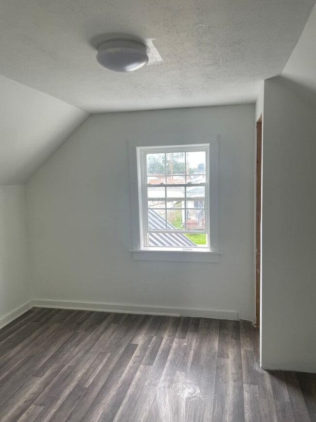 Building Photo - Four Bedroom Two Bath Home In Dunbar