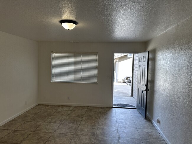 Building Photo - Riverbank 3 Bedroom 2 Bath Fourplex with Garage