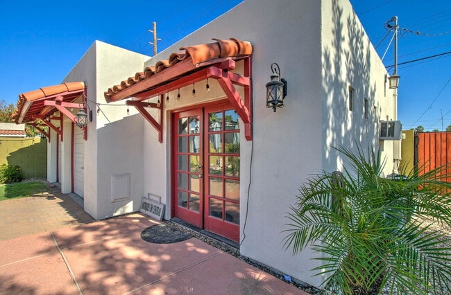 Building Photo - 1310 W Lynwood St